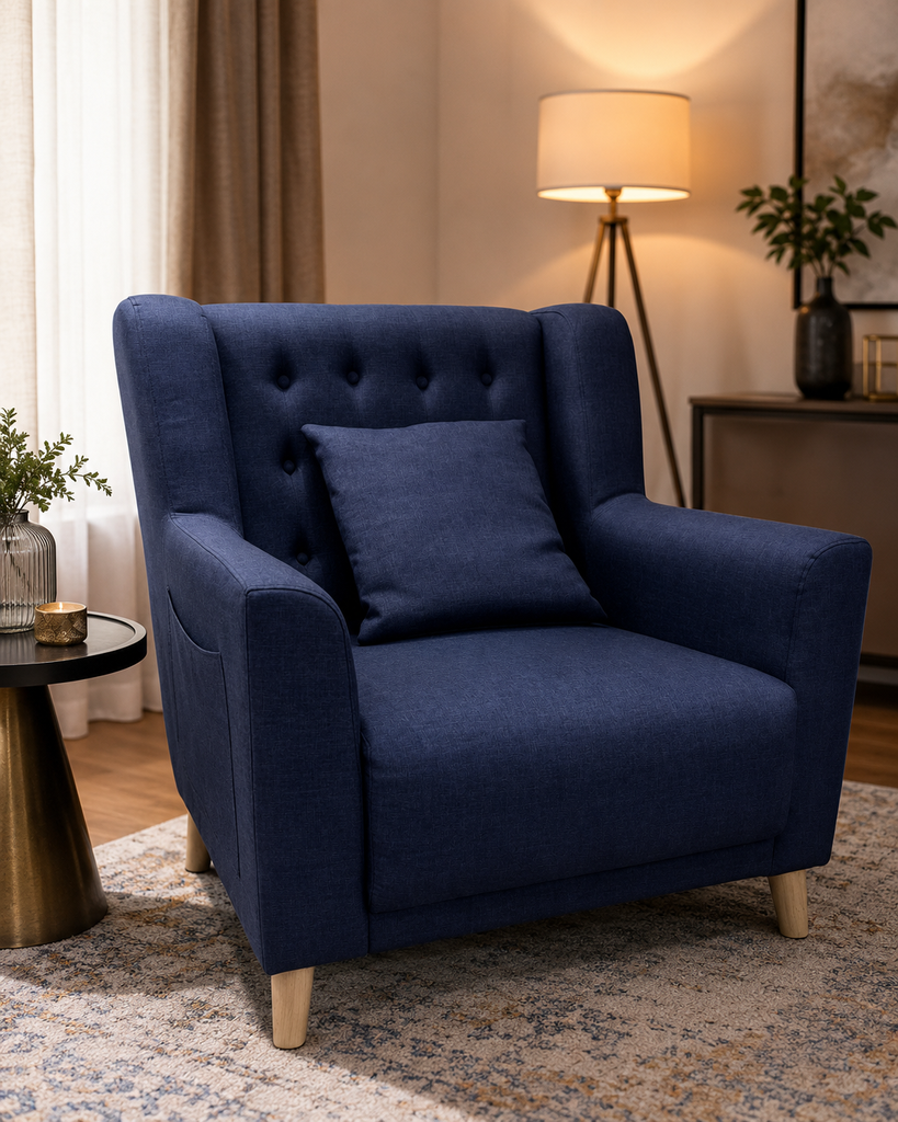 Fauteuil bleu marine capitonné avec coussin