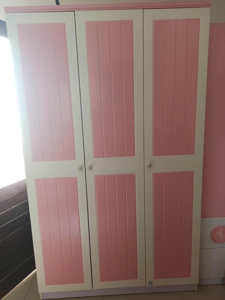 Armoire rose 3 portes