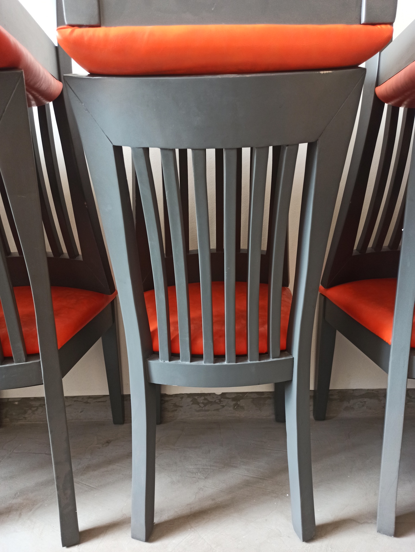 Salle à manger gris avec chaise orange