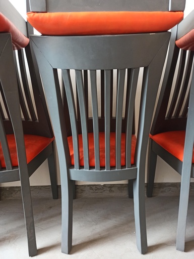[ALL-0081] Salle à manger gris avec chaise orange